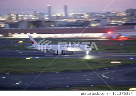 黃昏的羽田機場，飛機著陸，東京大田區 131376334