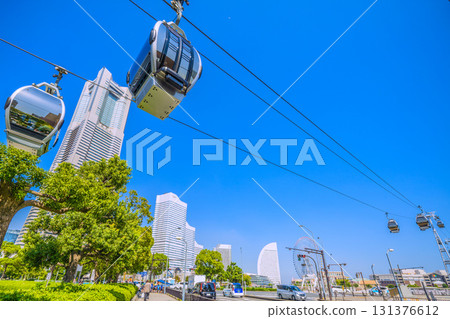 Yokohama cityscape in Japan, airplane passing through... A roadside tree along the ropeway route. The top part has been cut down. (26th) 131376612