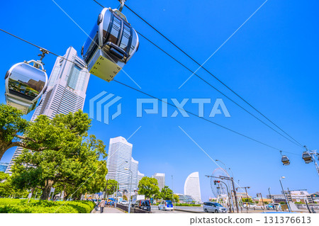 日本橫濱市容，飛機掠過…纜車沿線的路邊樹。樹頂已被砍倒。 （26日） 131376613