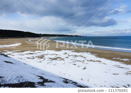 Winter scenery of Shirahama Beach on Tanesashi Coast in Hachinohe City, Aomori Prefecture Winter scenery of Shirahama Beach on Tanesashi Coast in Hachinohe City, Aomori Prefecture 131376891