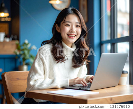 操作個人計算機的一個少婦 操作個人計算機的一個少婦 131376910