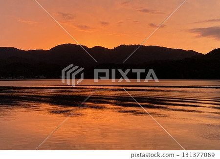 The sunset stained beach The sunset stained beach 131377069