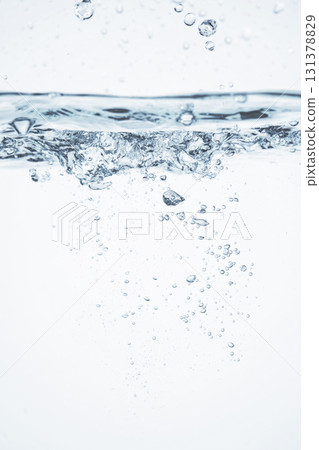 水中和水面中的氣泡和泡沫 水中和水面中的氣泡和泡沫 131378829