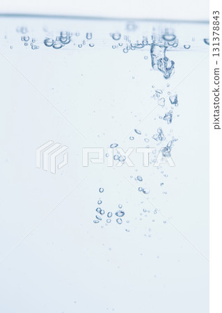 水中和水面中的氣泡和泡沫 水中和水面中的氣泡和泡沫 131378843