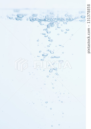 水中和水面中的氣泡和泡沫 水中和水面中的氣泡和泡沫 131378858