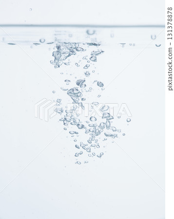 水中和水面中的氣泡和泡沫 水中和水面中的氣泡和泡沫 131378878