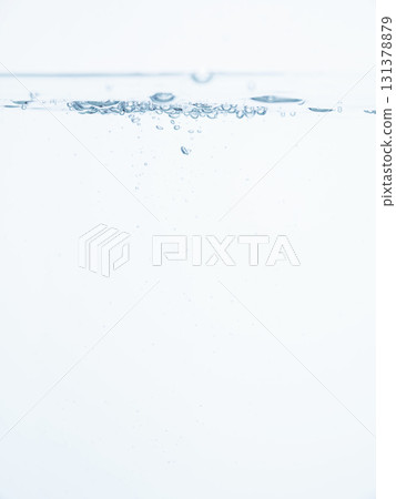 水中和水面中的氣泡和泡沫 水中和水面中的氣泡和泡沫 131378879