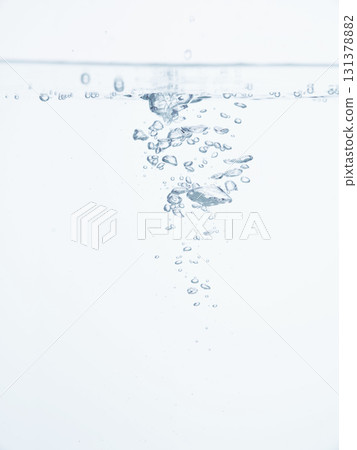 水中和水面中的氣泡和泡沫 水中和水面中的氣泡和泡沫 131378882