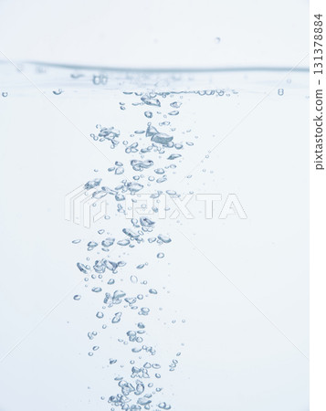 水中和水面中的氣泡和泡沫 131378884