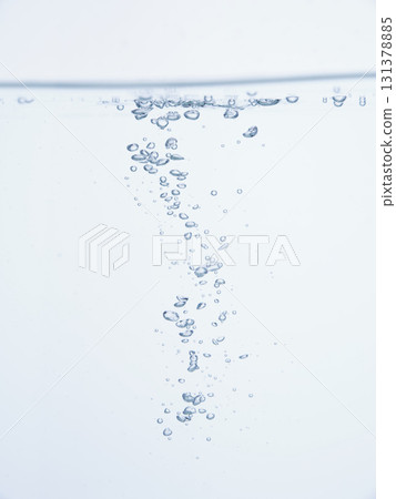 水中和水面中的氣泡和泡沫 水中和水面中的氣泡和泡沫 131378885