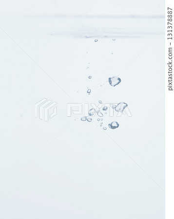 水中和水面中的氣泡和泡沫 水中和水面中的氣泡和泡沫 131378887