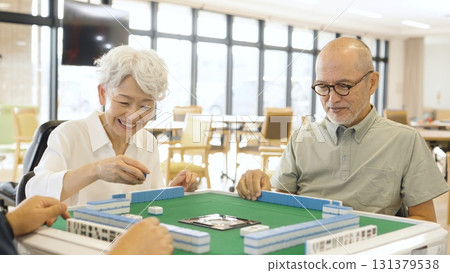亞洲老年人在養老院打麻將 131379538
