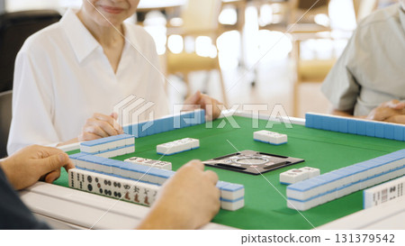 亞洲老年人在養老院打麻將 131379542