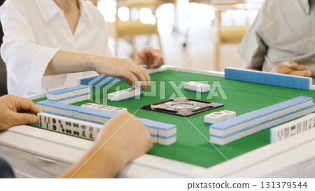 亞洲老年人在養老院打麻將 131379544