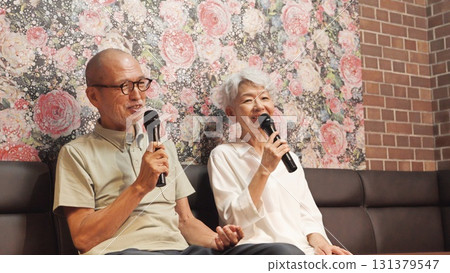 亞洲老年人在護理機構唱卡拉 OK 131379547