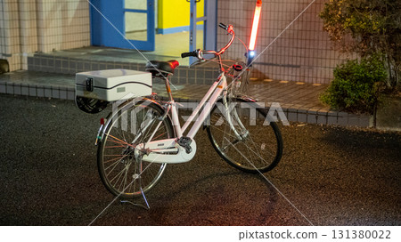 夜間警察自行車和警棍 131380022