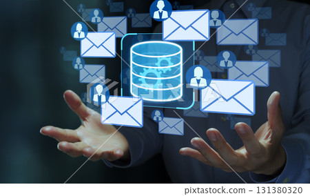 資料庫電子郵件 伺服器自動發送電子郵件 帶有電子郵件和資料庫圖示的商人 131380320