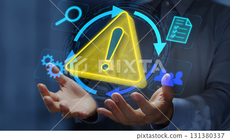 風險管理和評估回饋週期。分析和監控過程。黃色三角形警告圖示。 131380337