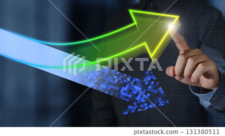 業務運作發生變化。成功的業務轉型和業績復甦。商人點擊向上的箭頭。 131380511
