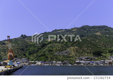 愛媛郡八幡濱港的夏日風景,藍天綠山環繞 愛媛郡八幡濱港的夏日風景,藍天綠山環繞 131382714
