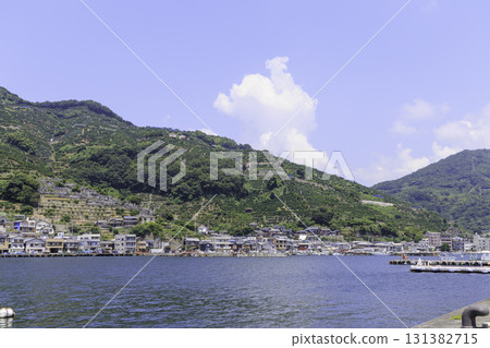 愛媛郡八幡濱港的夏日風景,藍天綠山環繞 愛媛郡八幡濱港的夏日風景,藍天綠山環繞 131382715