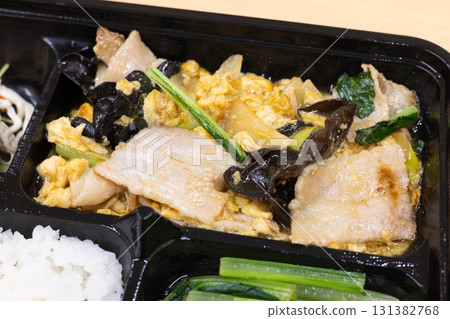 美味的中式炒豬肉和木耳便當 美味的中式炒豬肉和木耳便當 131382768