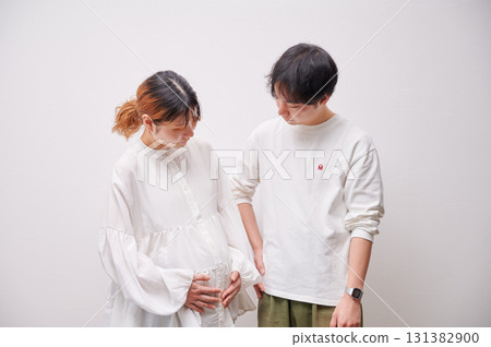 Couple facing each other, pregnant woman, maternity 131382900