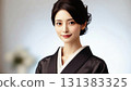 迷人的日本女人，頭髮優雅地紮著，身穿黑色和服，目光直視前方 131383325