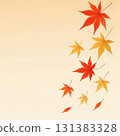 美麗的紅黃秋楓背景，左側有落葉的複製空間 131383328