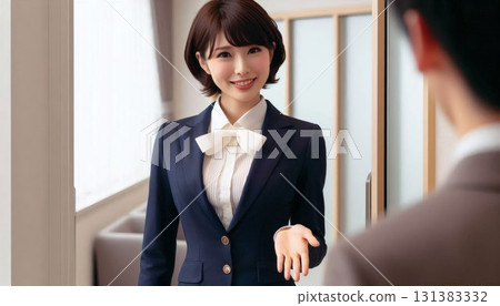 身著海軍制服的日本女性,客戶服務和指導業務場景 身著海軍制服的日本女性,客戶服務和指導業務場景 131383332