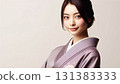 日本服裝的魅力：身著柔和紫色和服的日本女性的特寫 131383333