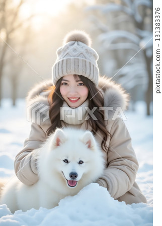 年輕女子在雪地和薩摩耶犬玩耍 年輕女子在雪地和薩摩耶犬玩耍 131383376
