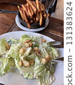 凱薩沙拉和炸薯條 131383624