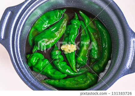 Grilled and simmered Manganji peppers 131383726