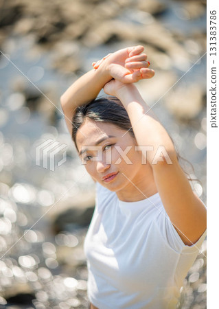 一個女人在河邊放鬆 131383786