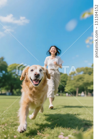 微笑的女人和狗在公園玩耍 微笑的女人和狗在公園玩耍 131384152