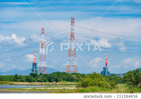 大阪府高槻市淀川河畔的輸電線塔 大阪府高槻市淀川河畔的輸電線塔 131384656