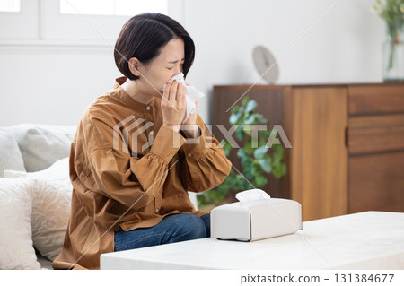 一名中年婦女因疼痛而擤鼻涕 131384677