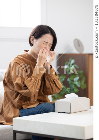 一名中年婦女因疼痛而擤鼻涕 131384679