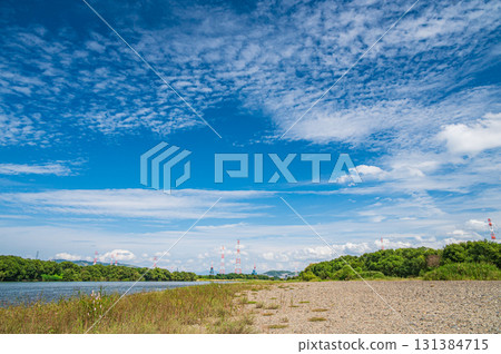 Autumn scenery of the Yodo River, Hirakata City, Osaka Prefecture 131384715