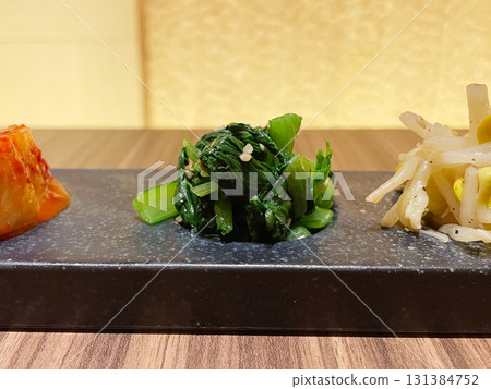 泡菜和韓式拌菜拼盤 泡菜和韓式拌菜拼盤 131384752