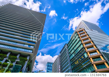 日本東京城市景觀，包括飛機尾跡、京橋交叉口和第一生命京橋 Kino Terrace 131384768