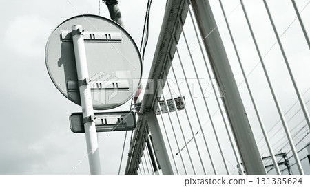 交通標誌背面 交通標誌背面 131385624