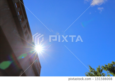 Observation deck, sun, blue sky, trees Observation deck, sun, blue sky, trees 131386008