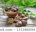 乾香菇、冬菇、木桌、綠葉 131386094