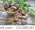 乾香菇、冬菇、舊木桌、綠葉 131386191