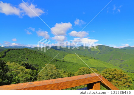 扶手山藍天白雲 131386486