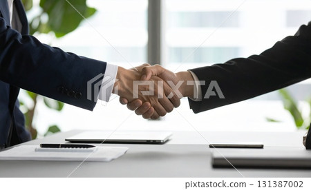 握手的兩個商人 握手的兩個商人 131387002