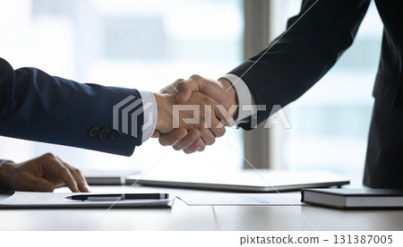 握手的兩個商人 握手的兩個商人 131387005