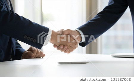 握手的兩個商人 握手的兩個商人 131387008